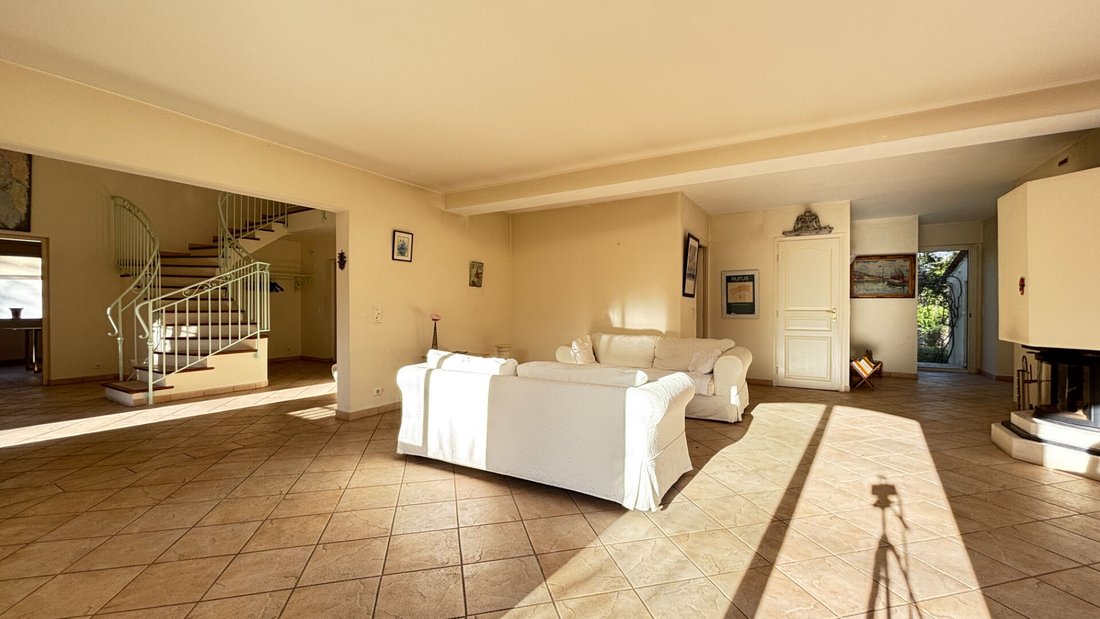 Villa in Saint-Paul-en-Forêt, Provence-Alpes-Côte d'Azur, France 2 - 18664699