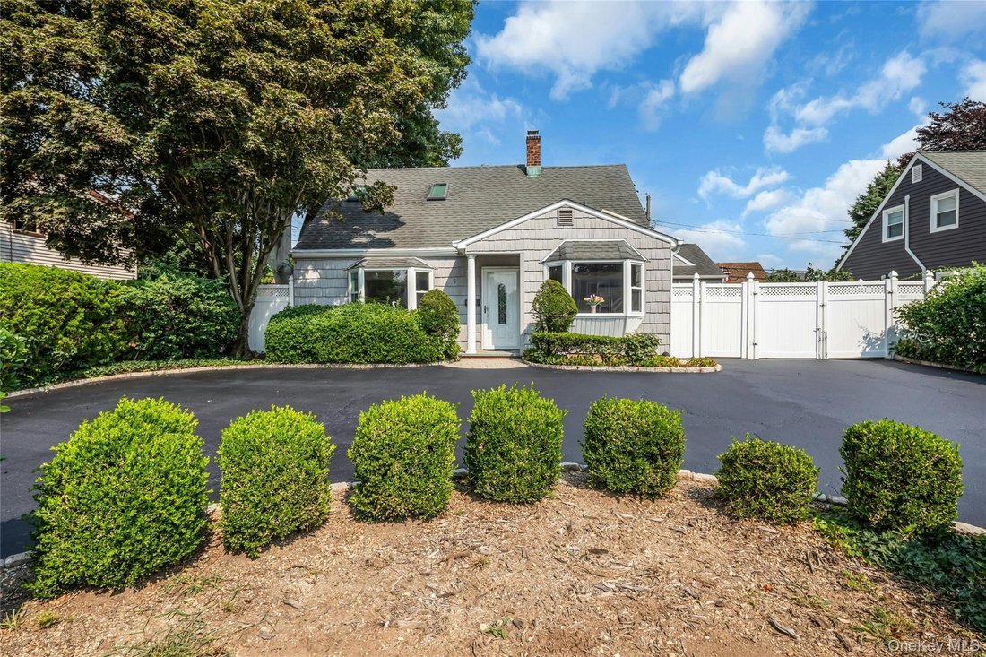 House in Levittown, New York, United States 1 - 18655026
