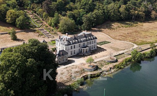 Castle in Ville Sud, Fontainebleau, France 1