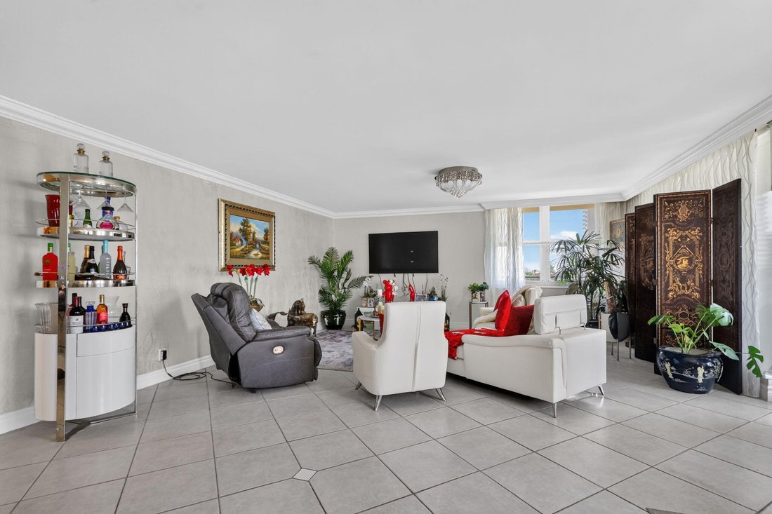 Condo in Hallandale Beach, Florida, United States 5 - 18663066