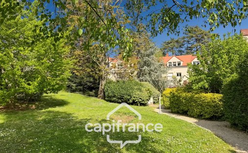 House in Mairie, Garches, France 1