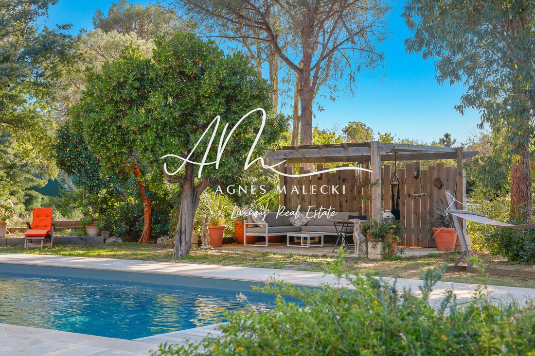 Estate in Rayol-Canadel-sur-Mer, Provence-Alpes-Côte d'Azur, France 1 - 16608348