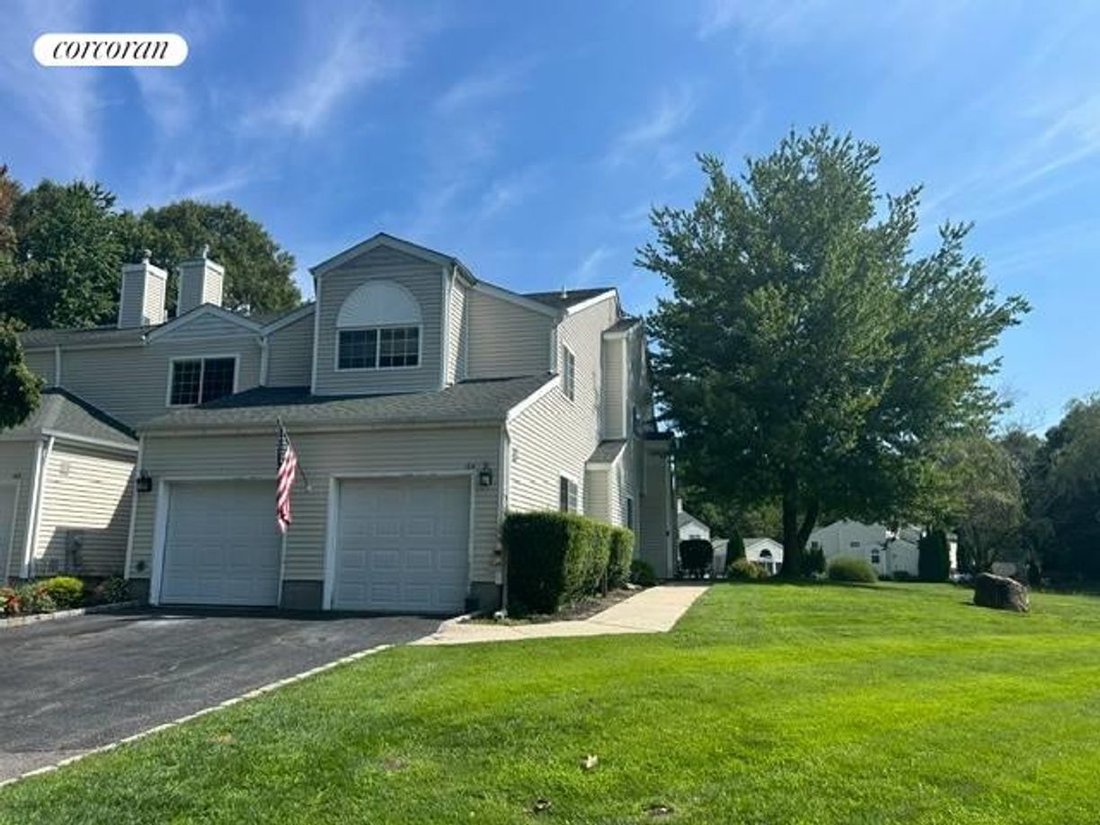 Manorville, New York, United States 1 - 18666621