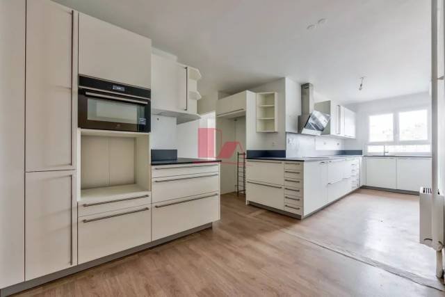 Apartment in Insurrection, Vanves, France 3 - 17227119