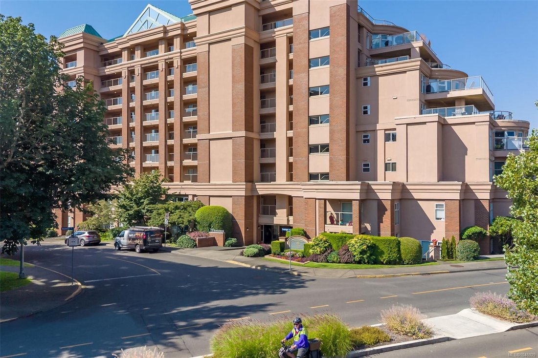 Townhouse in Victoria, British Columbia, Canada 2 - 18666535