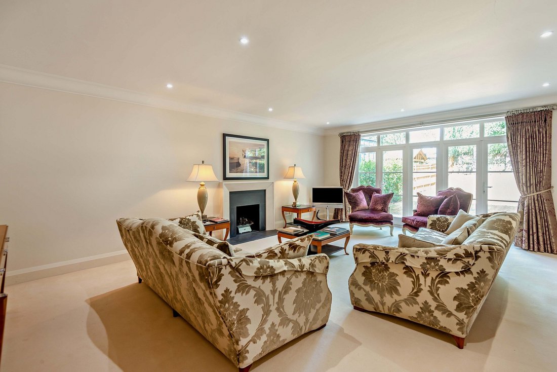 House in Sunningdale, England 2 - 18659556