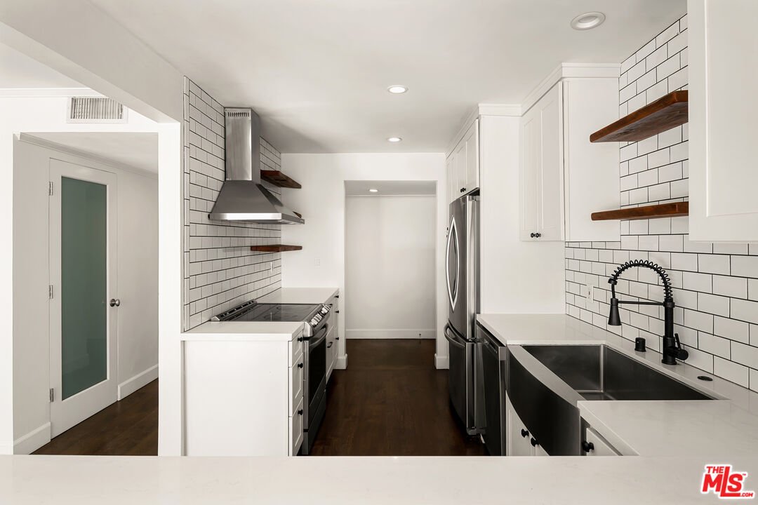 West Hollywood, California, United States 5 - 18669528