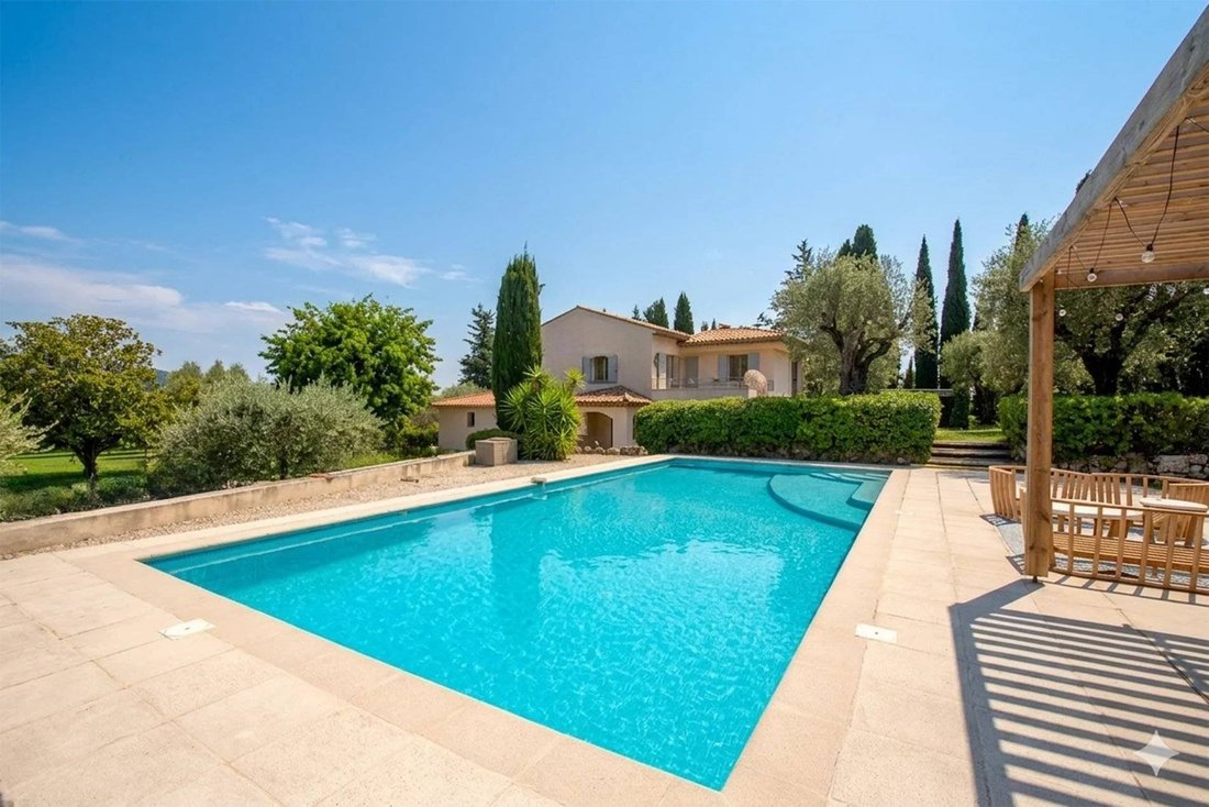 Villa in Châteauneuf-Grasse, Provence-Alpes-Côte d'Azur, France 1 - 17408052