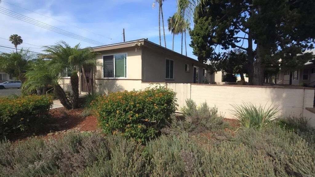 San Diego, California, United States 2 - 18669352
