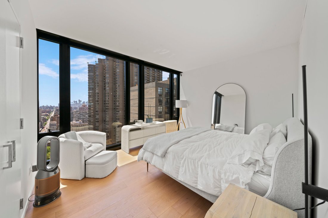 New York, New York, United States 3 - 18664303