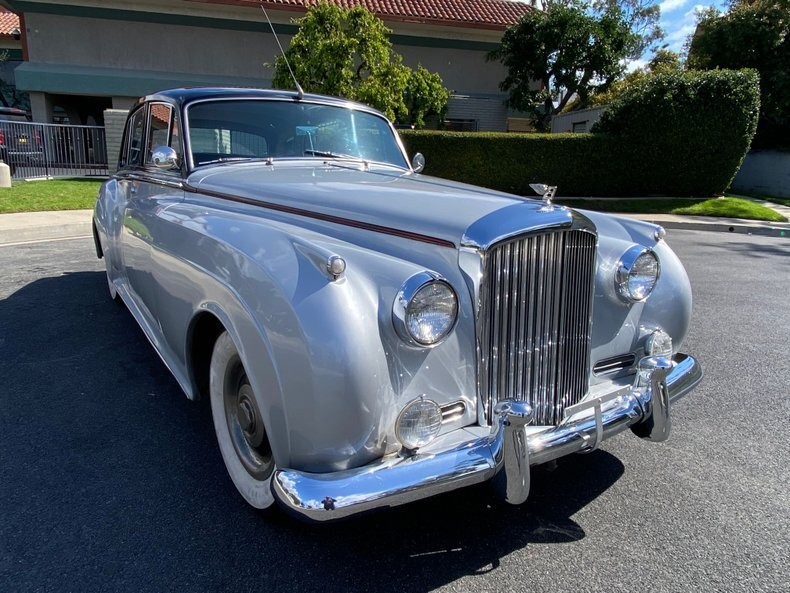 Sedan in Glendale, United States 3 - 18666346