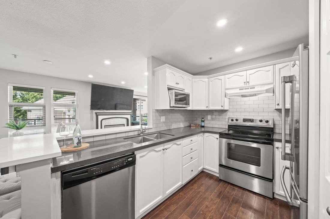 Condo in Port Moody, British Columbia, Canada 2 - 18660822