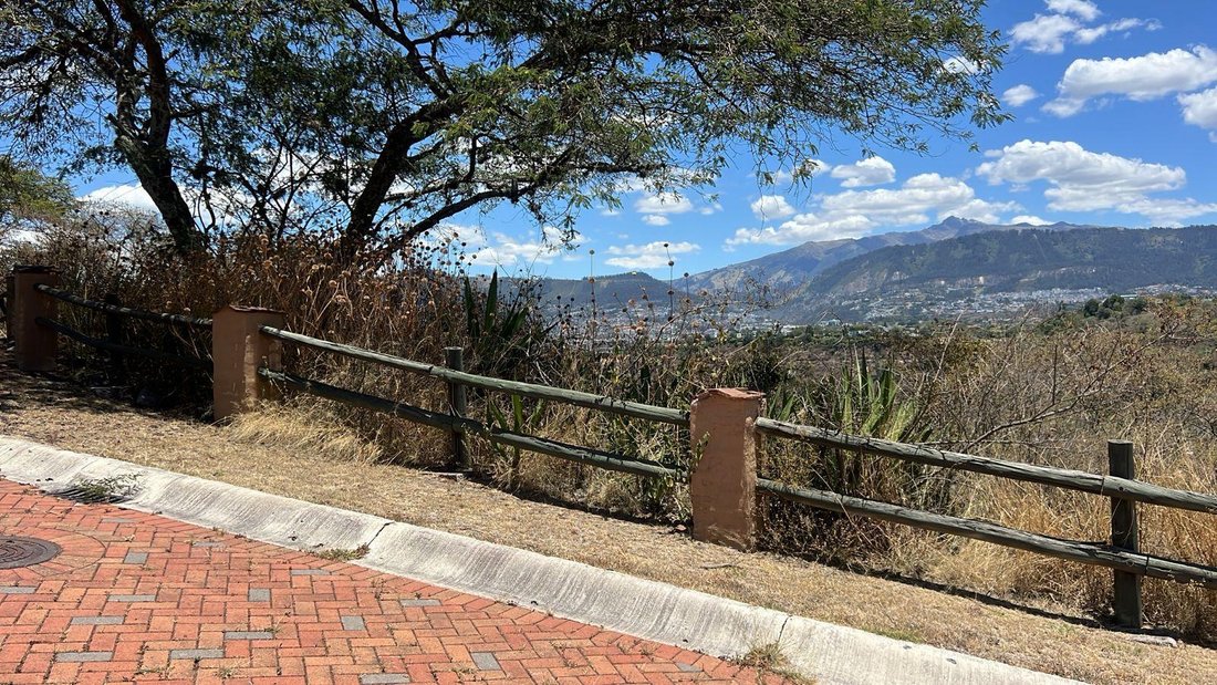 Land in Quito, Pichincha, Ecuador 1 - 18661696