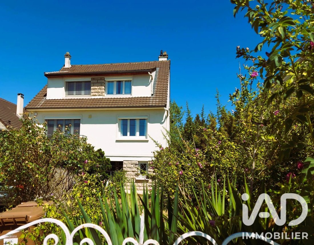 House in Le Mesnil-Saint-Denis, Ile-de-France, France 1 - 18668227