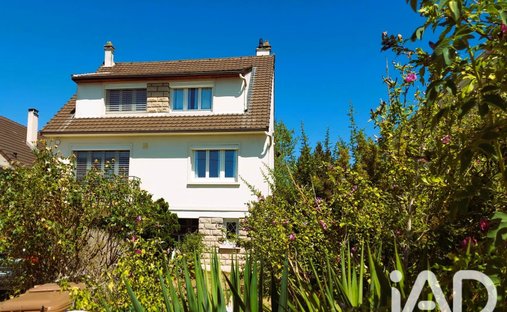 House in Le Mesnil-Saint-Denis, Ile-de-France, France 1