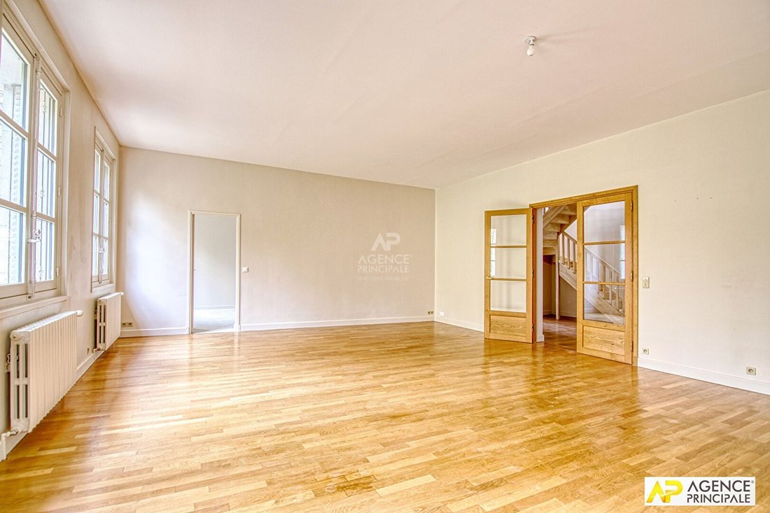 Apartment in Domaine National du Château, Versailles, France 3 - 18660304