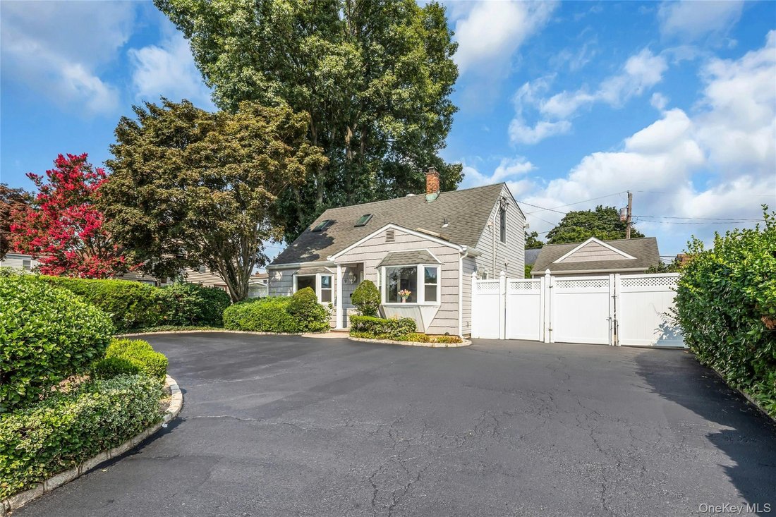 House in Levittown, New York, United States 2 - 18655026