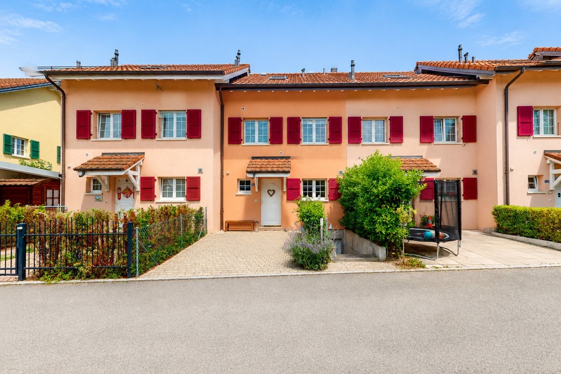 Mont-sur-Rolle, Vaud, Switzerland 1 - 18665313