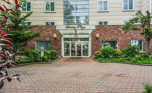 Condo in Great Neck, New York, United States 1
