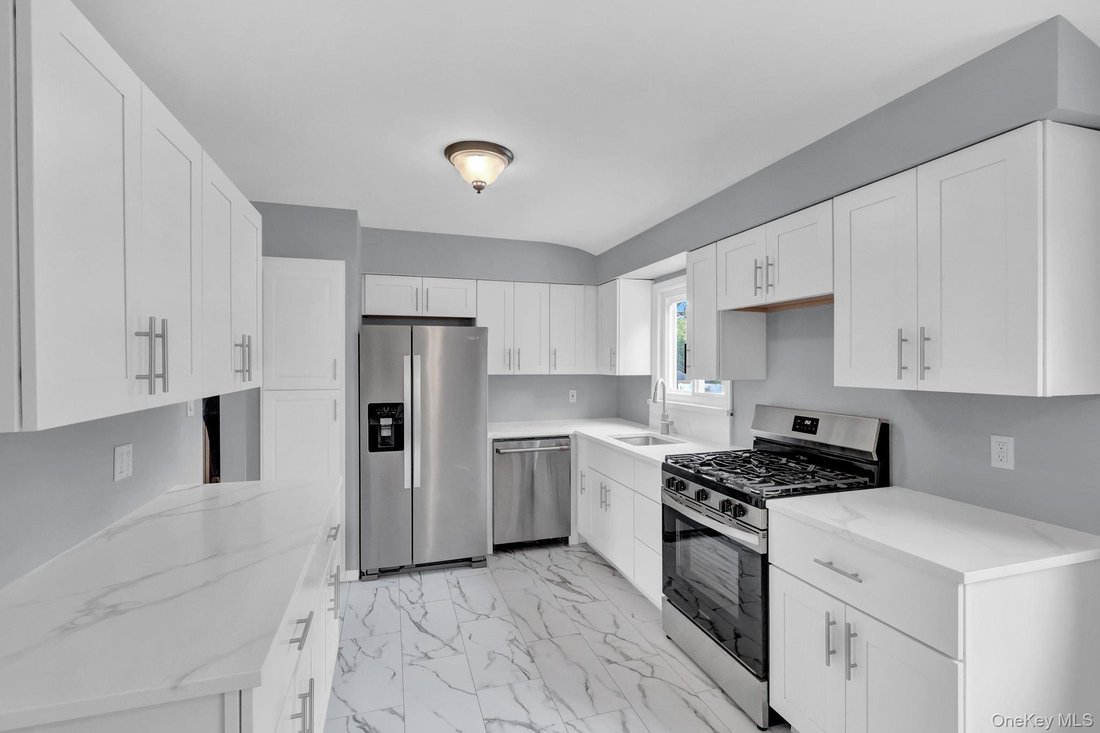 House in West Islip, New York, United States 2 - 18677482