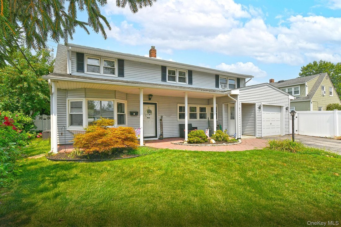 House in Levittown, New York, United States 3 - 18677586