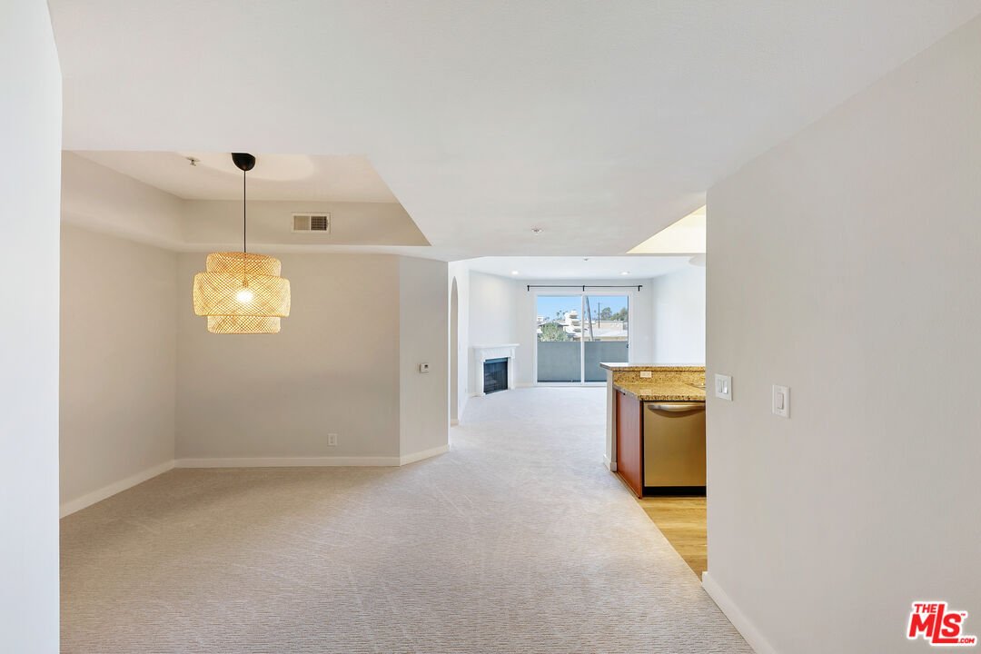 Condo in Los Angeles, California, United States 3 - 18677537
