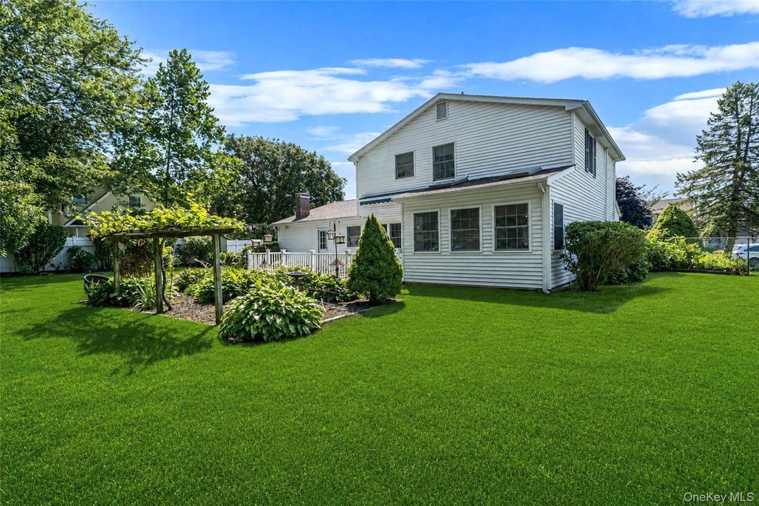 House in Centereach, New York, United States 3 - 18677439