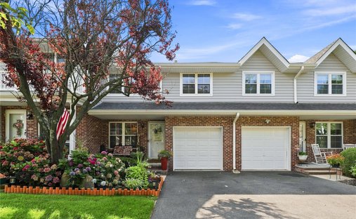 House in Central Islip, New York, United States 1