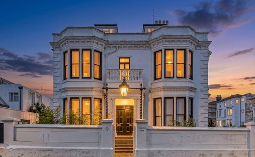 Apartment in Courtenay Terrace, Hove, England 1