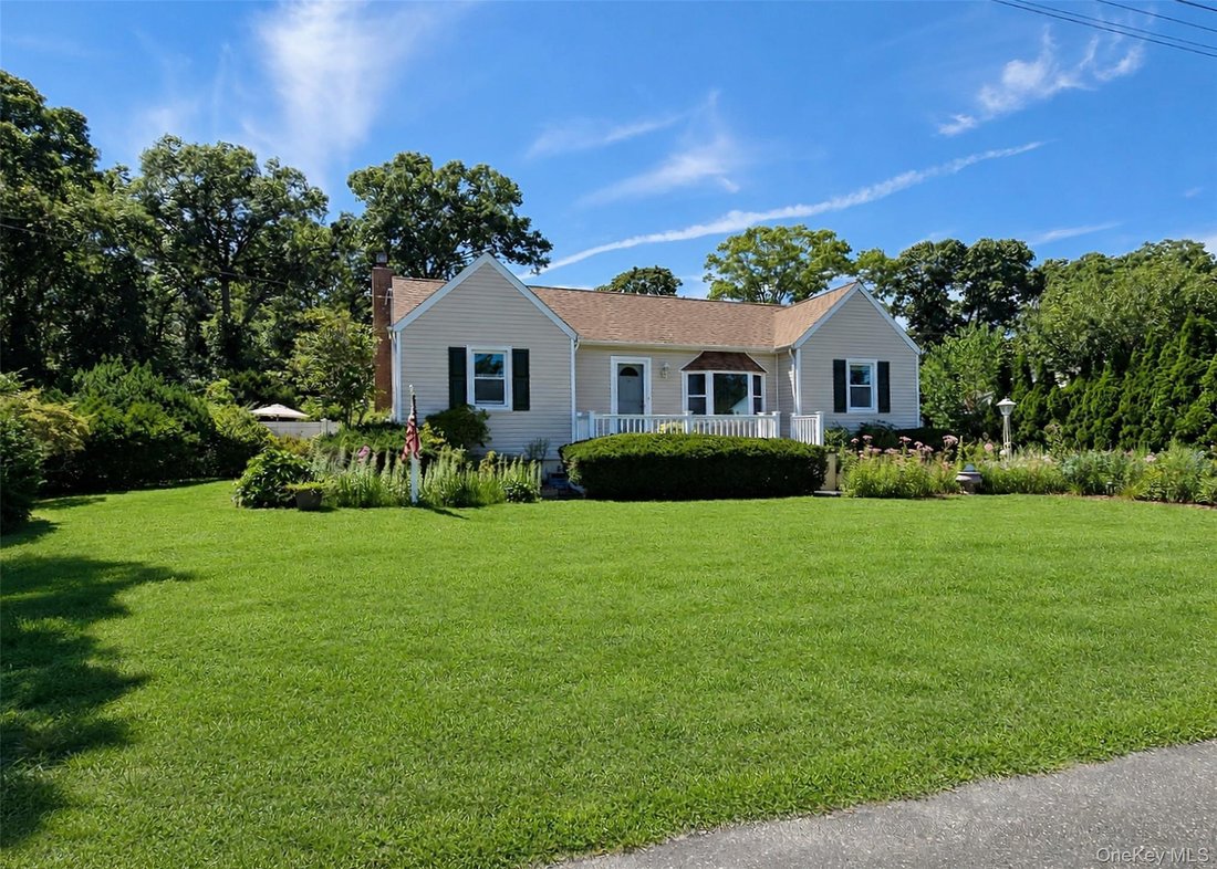 House in Coram, New York, United States 2 - 18677465
