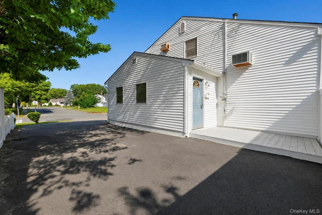House in Centereach, New York, United States 4 - 18677421