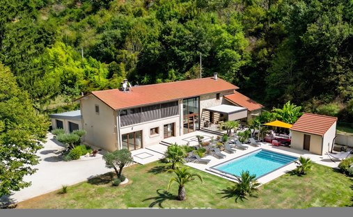 Villa in Saint-Bardoux, Auvergne-Rhône-Alpes, France 1