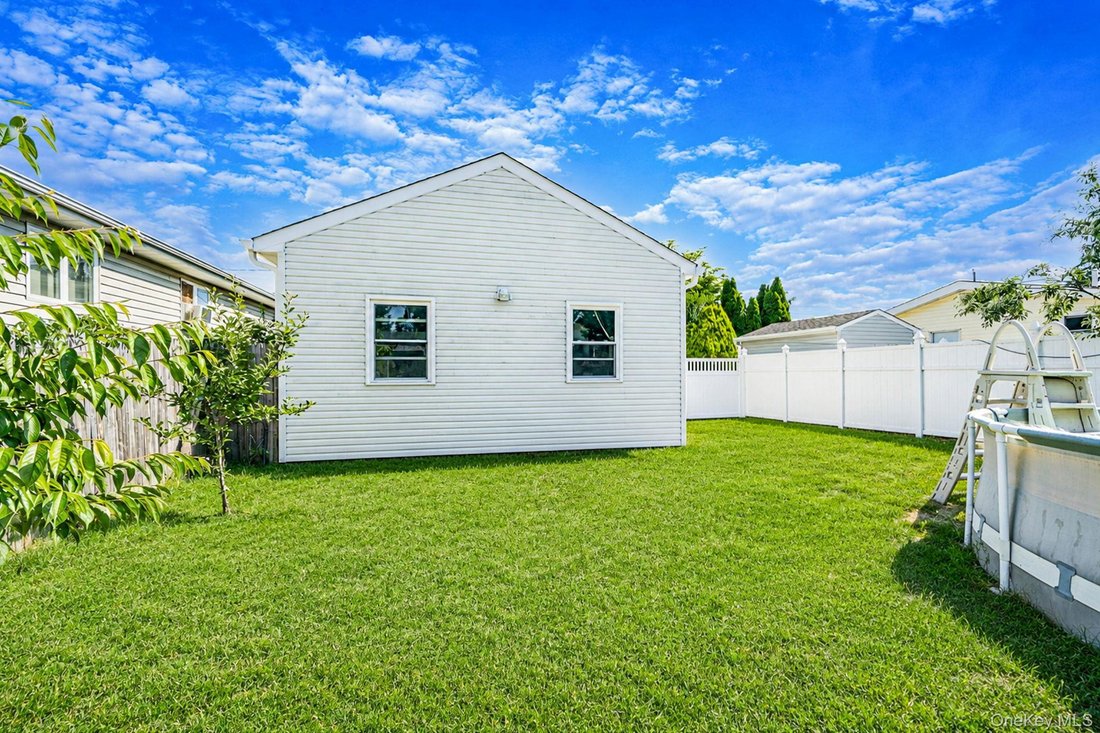 House in West Babylon, New York, United States 5 - 18677512