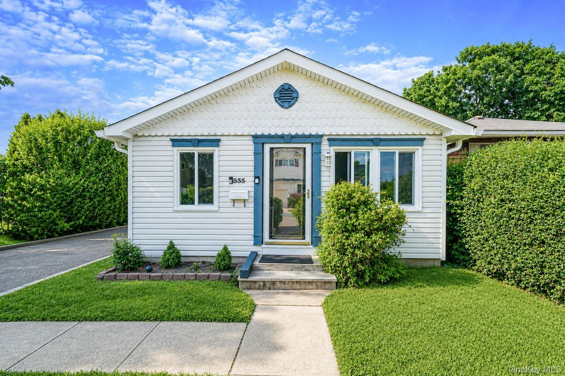 House in West Babylon, New York, United States 1 - 18677512