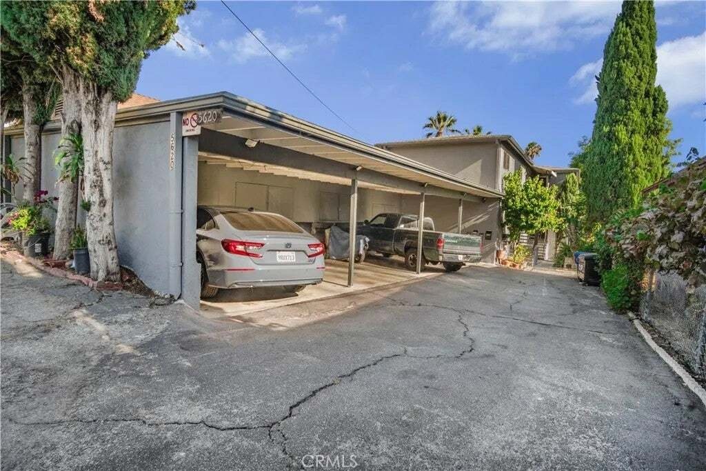Los Angeles, California, United States 4 - 18529168