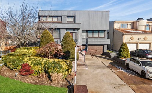House in Merrick, New York, United States 1