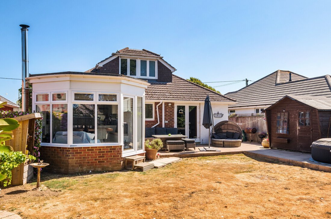 Chalet in Barton on Sea, England 3 - 18675784