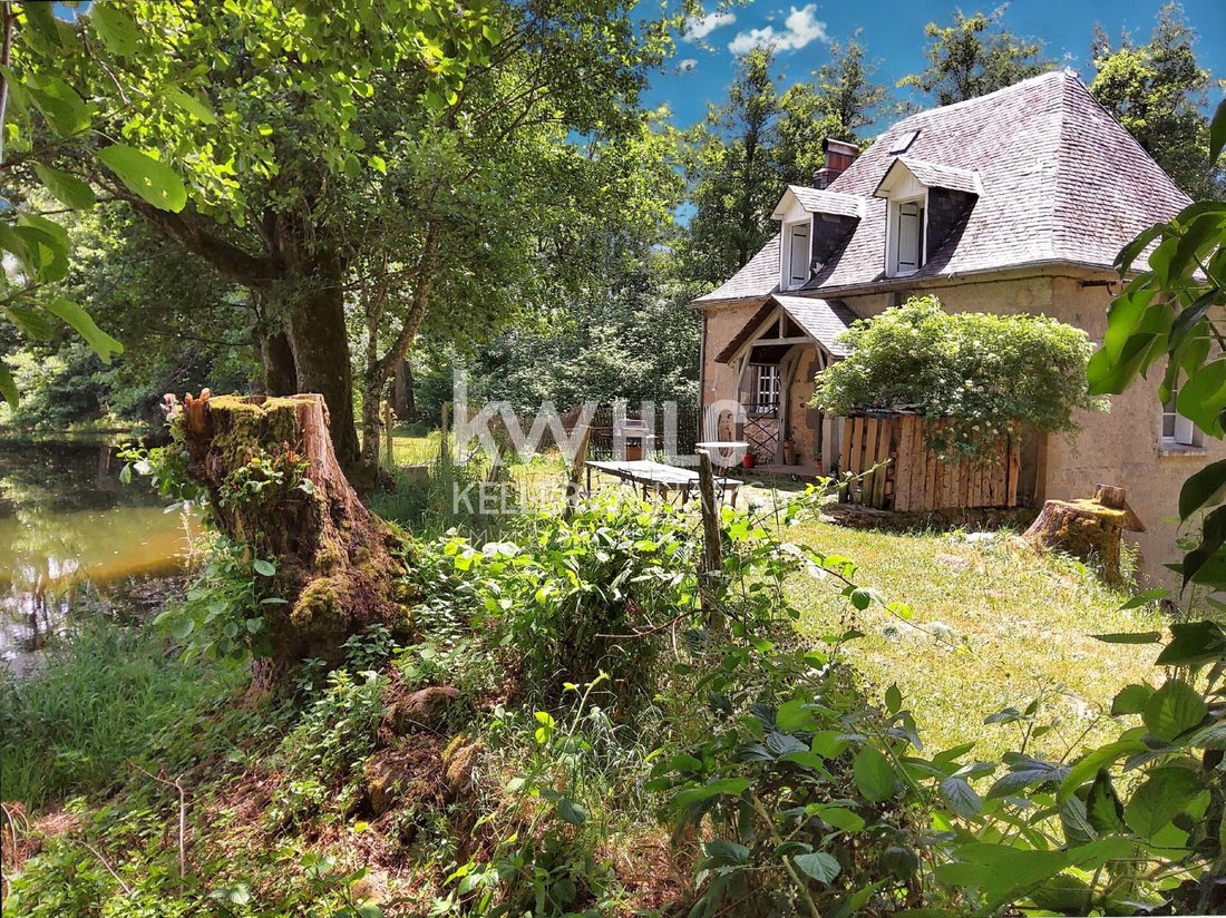 House in Saint-Sauves-d'Auvergne, Auvergne-Rhône-Alpes, France 1 - 17912670