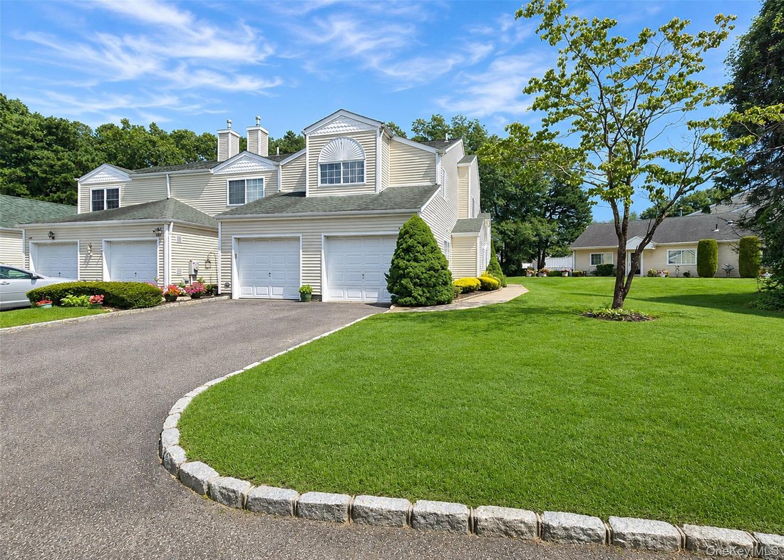 House in Manorville, New York, United States 1 - 18677474