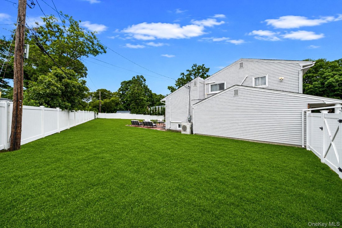 House in Coram, New York, United States 4 - 18677686
