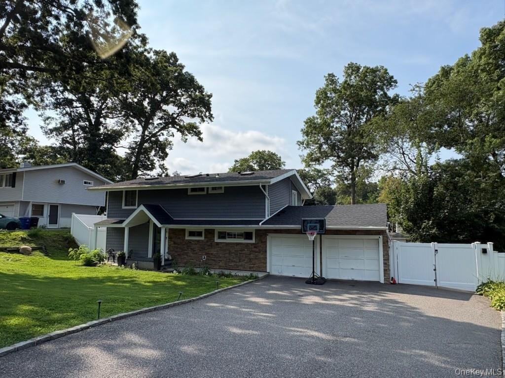House in Commack, New York, United States 2 - 18677751