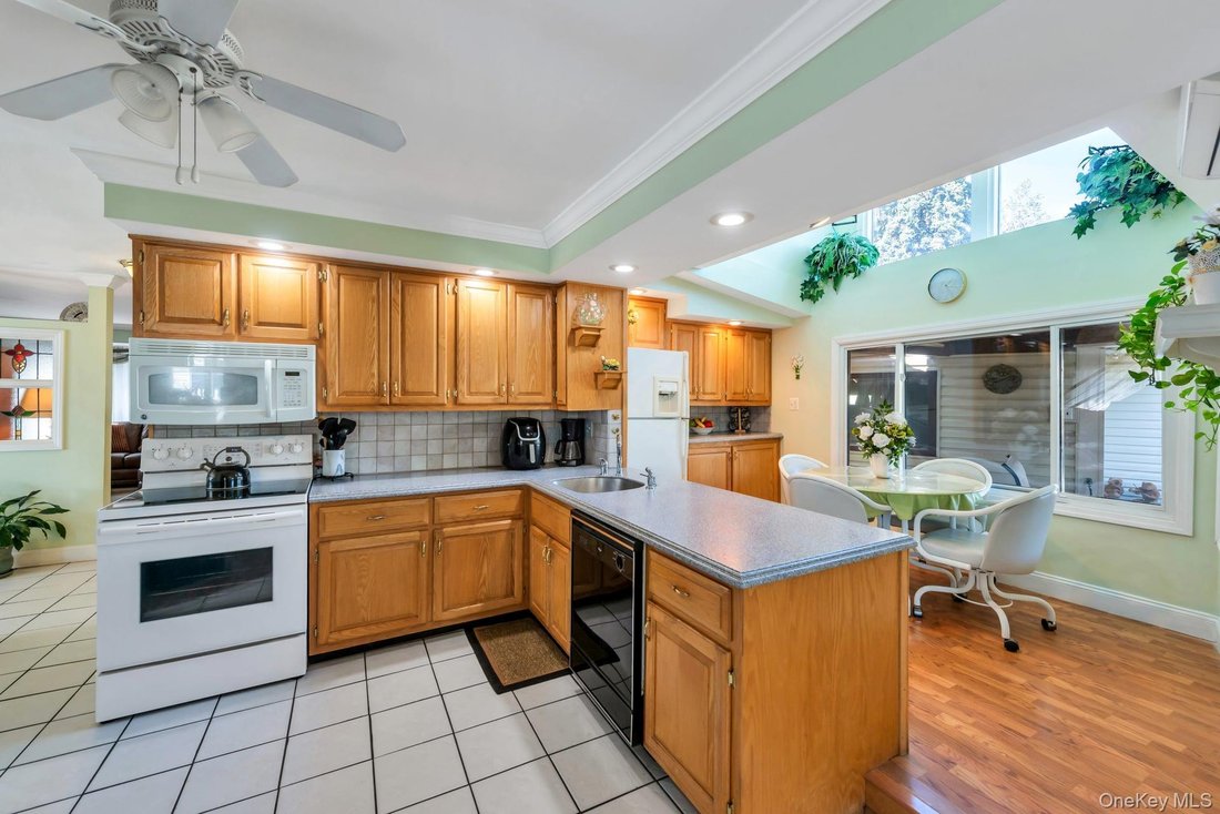 House in Bethpage, New York, United States 5 - 18677617