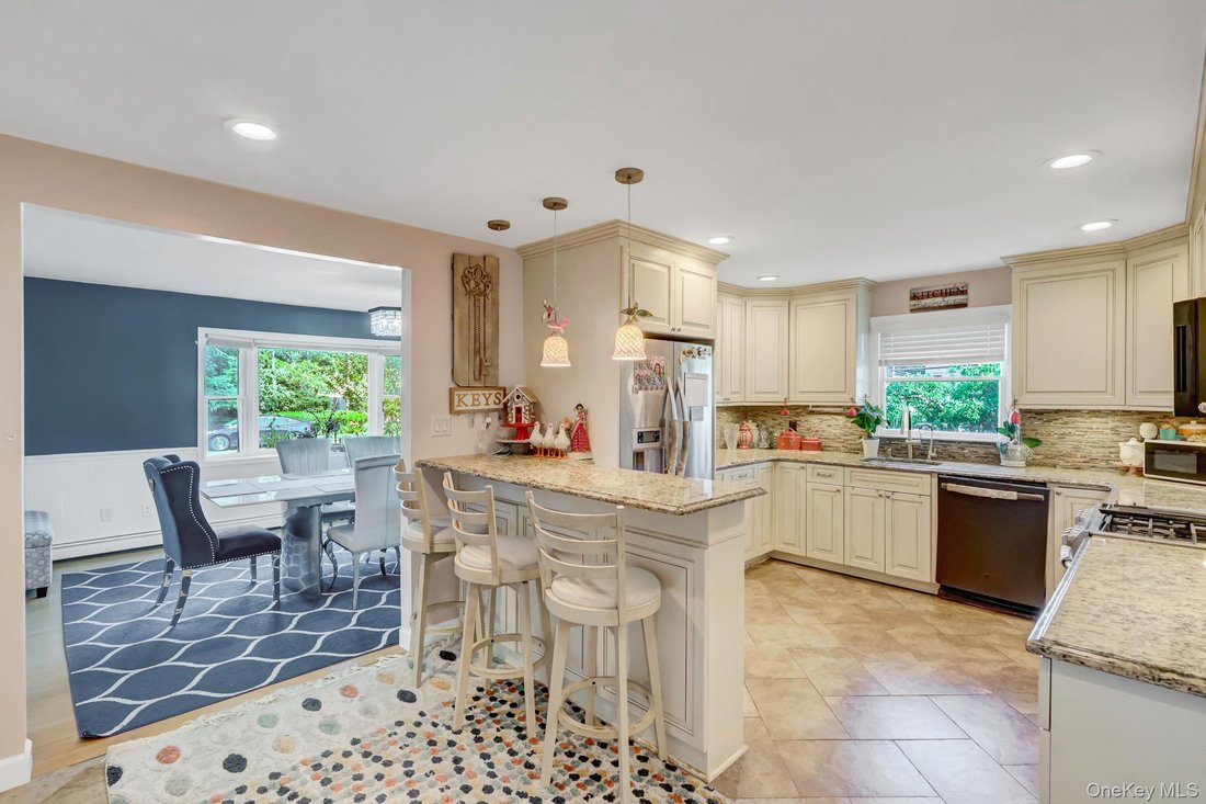House in West Islip, New York, United States 5 - 18677732