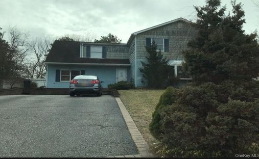 House in Medford, New York, United States 1
