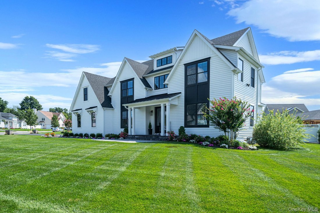 House in Lake Grove, New York, United States 2 - 18677767
