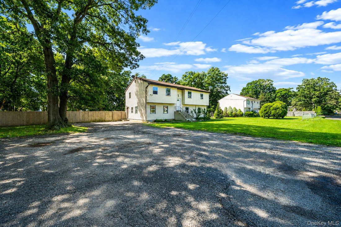 House in Central Islip, New York, United States 2 - 18677759
