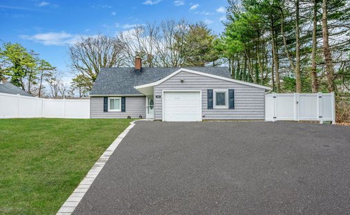 House in Islandia, New York, United States 1