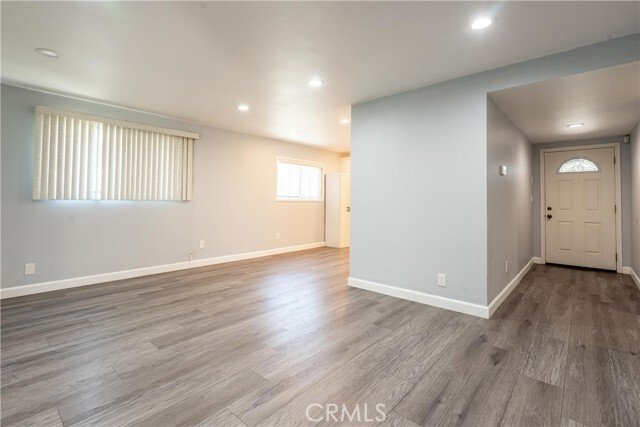 Lakewood, California, United States 3 - 18675003