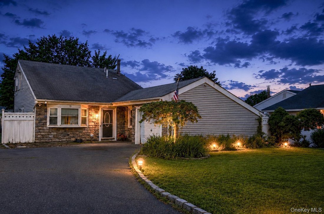 House in Medford, New York, United States 3 - 18677458