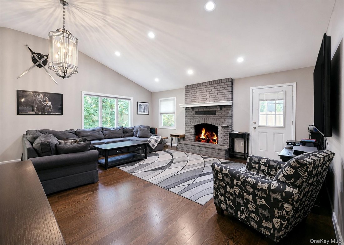 House in Coram, New York, United States 4 - 18677379